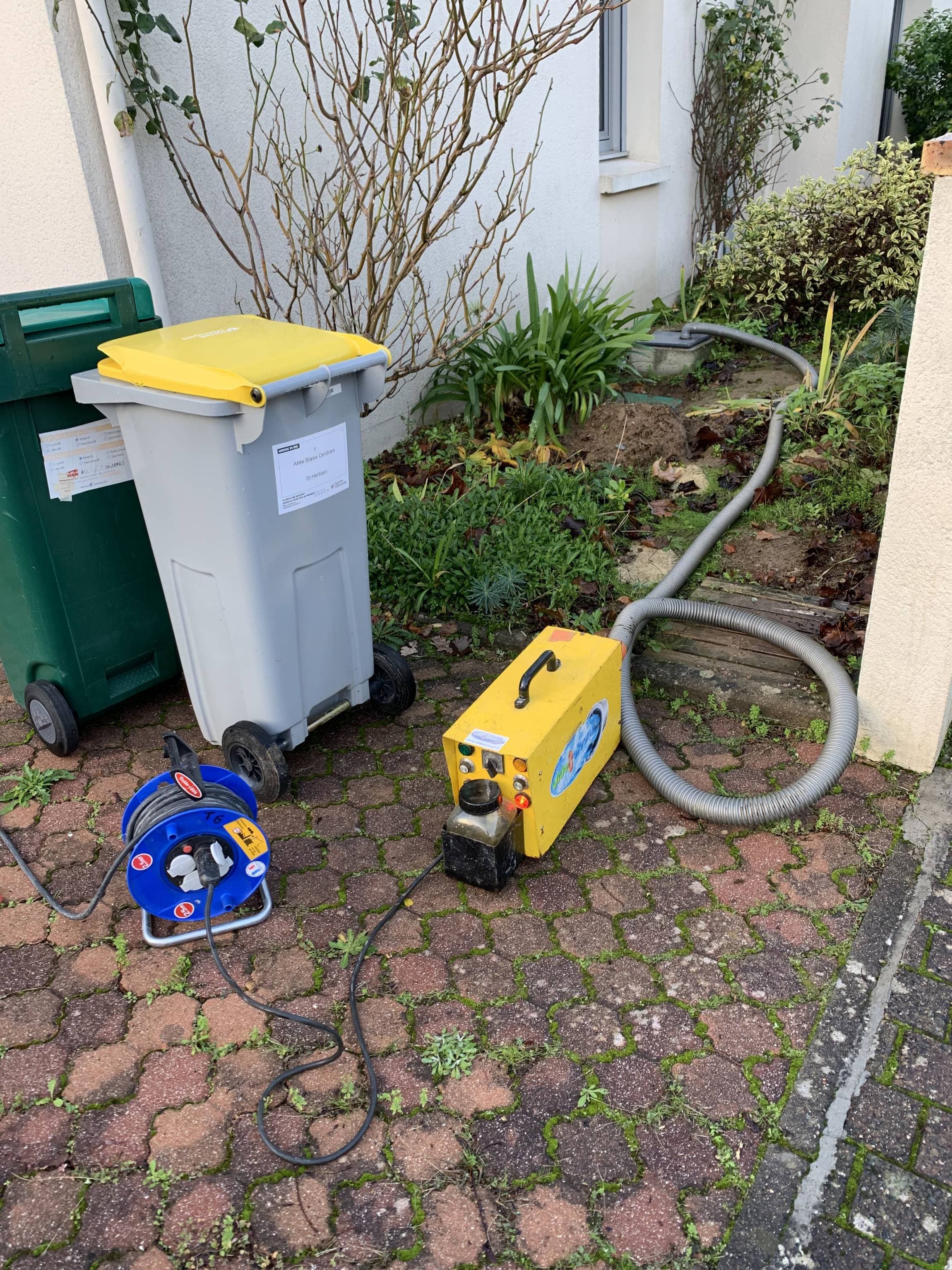 Matériel de test à la fumée utilisé par ABG Assainissement pour localiser les fuites et mauvaises odeurs dans les canalisations d’une maison en Loire-Atlantique.