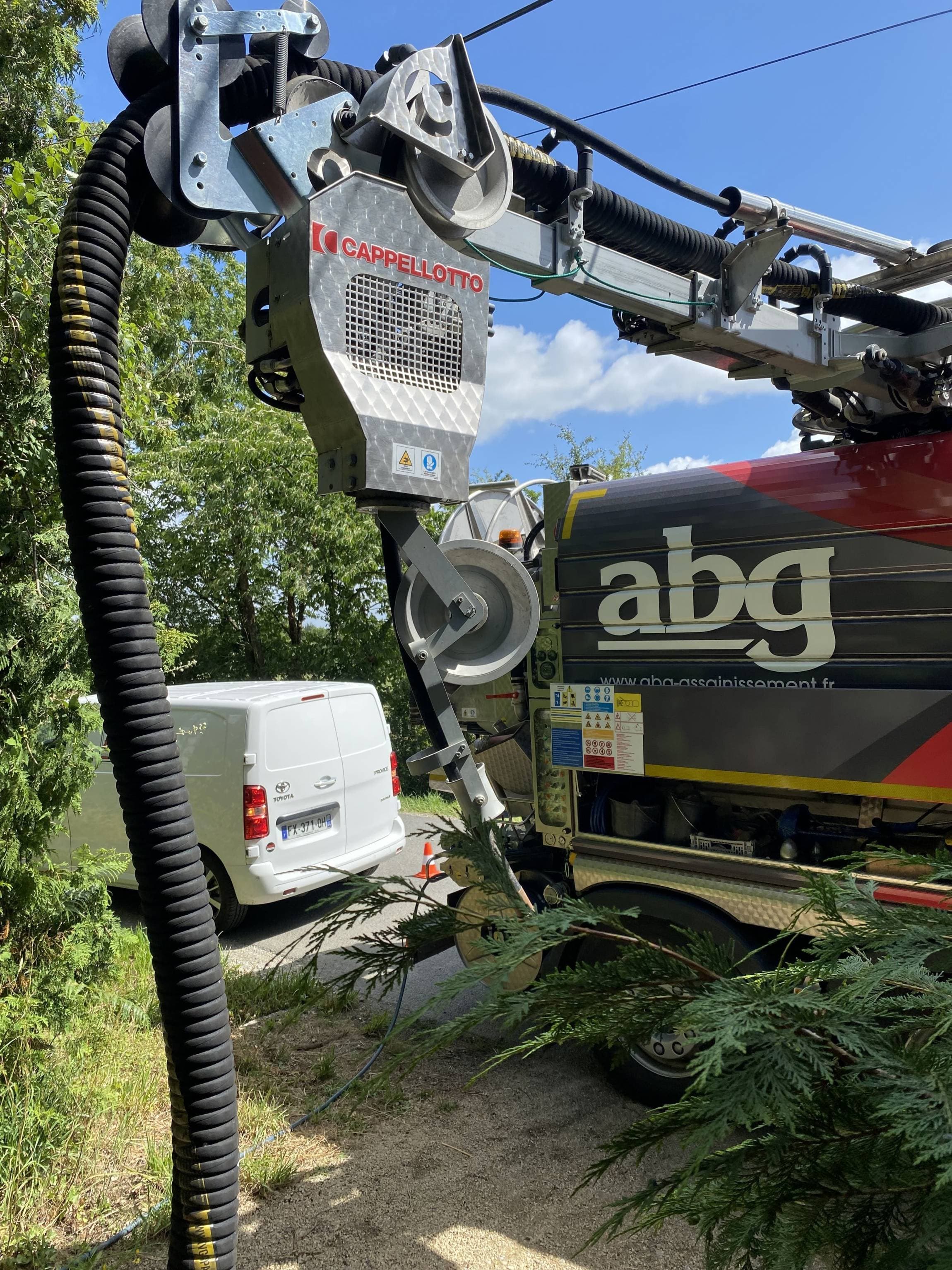 Equipement de pompage et bras articulé du camion ABG utilise pour le degazage de cuve a fioul a Nantes et en Loire Atlantique.