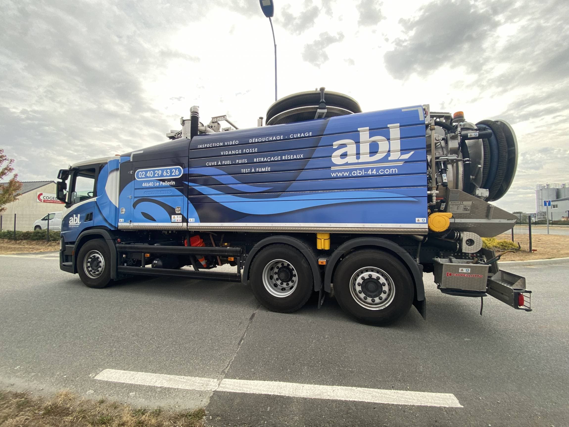 Camion ABL Assainissement en intervention de vidange de fosse à Pornic – service d’assainissement en Loire-Atlantique