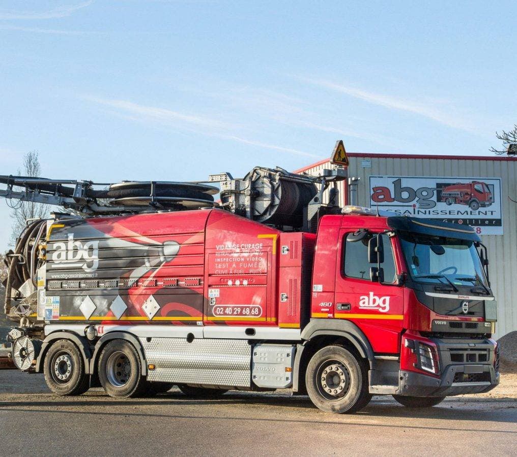 Flotte de vehicules ABG Assainissement devant le site de Saint Mars du Desert, entreprise locale intervenant sur tout le Nord Loire.