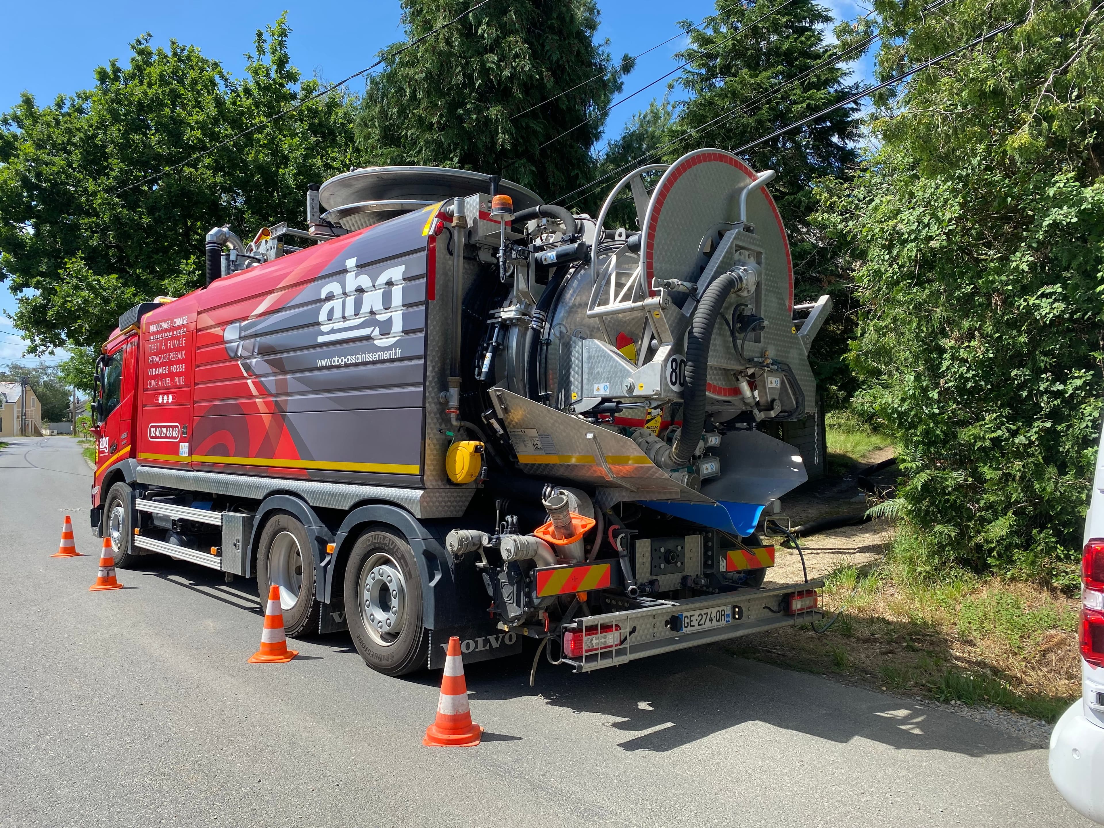 Camion ABG Assainissement en intervention avec balisage de securite, illustration de la reactivite et du respect des normes environnementales.