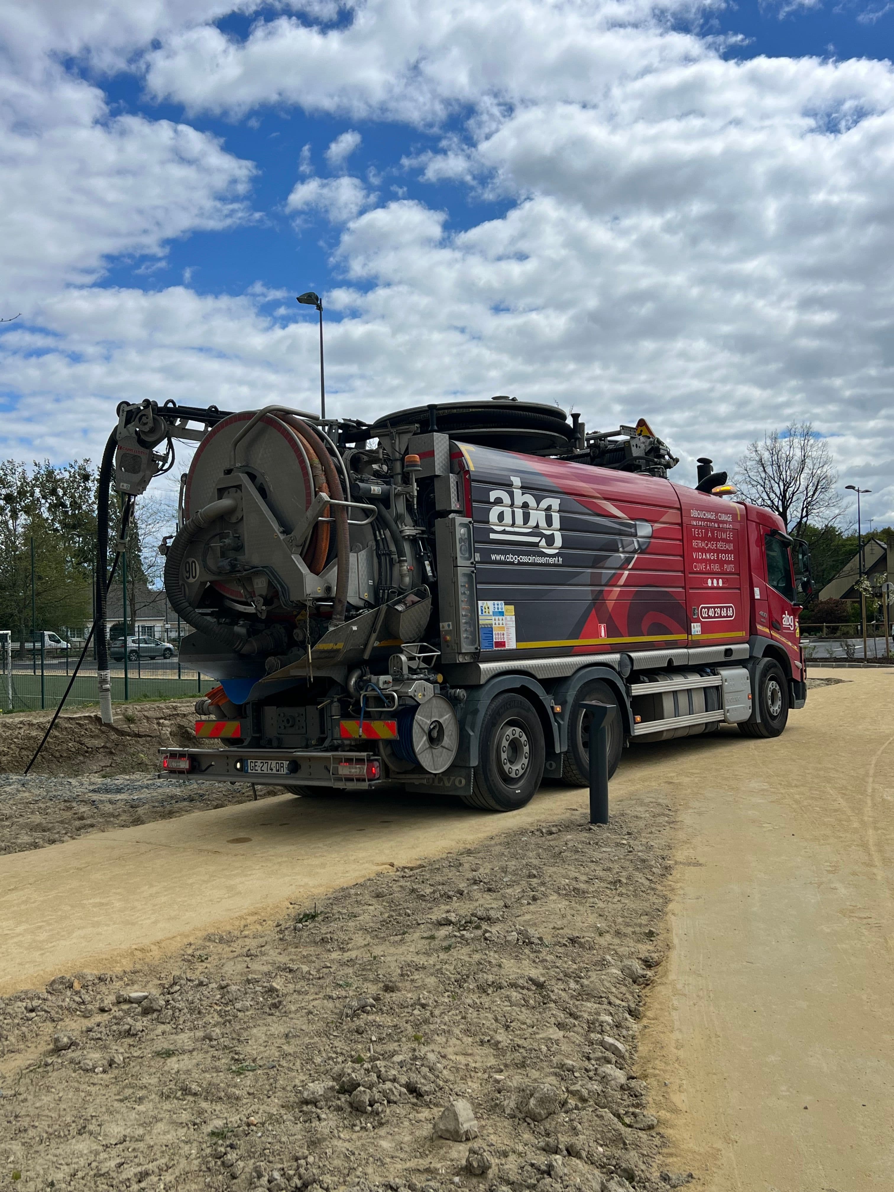 Camion hydrocureur ABG en operation de curage de reseaux EP sur un chantier public en Loire Atlantique.