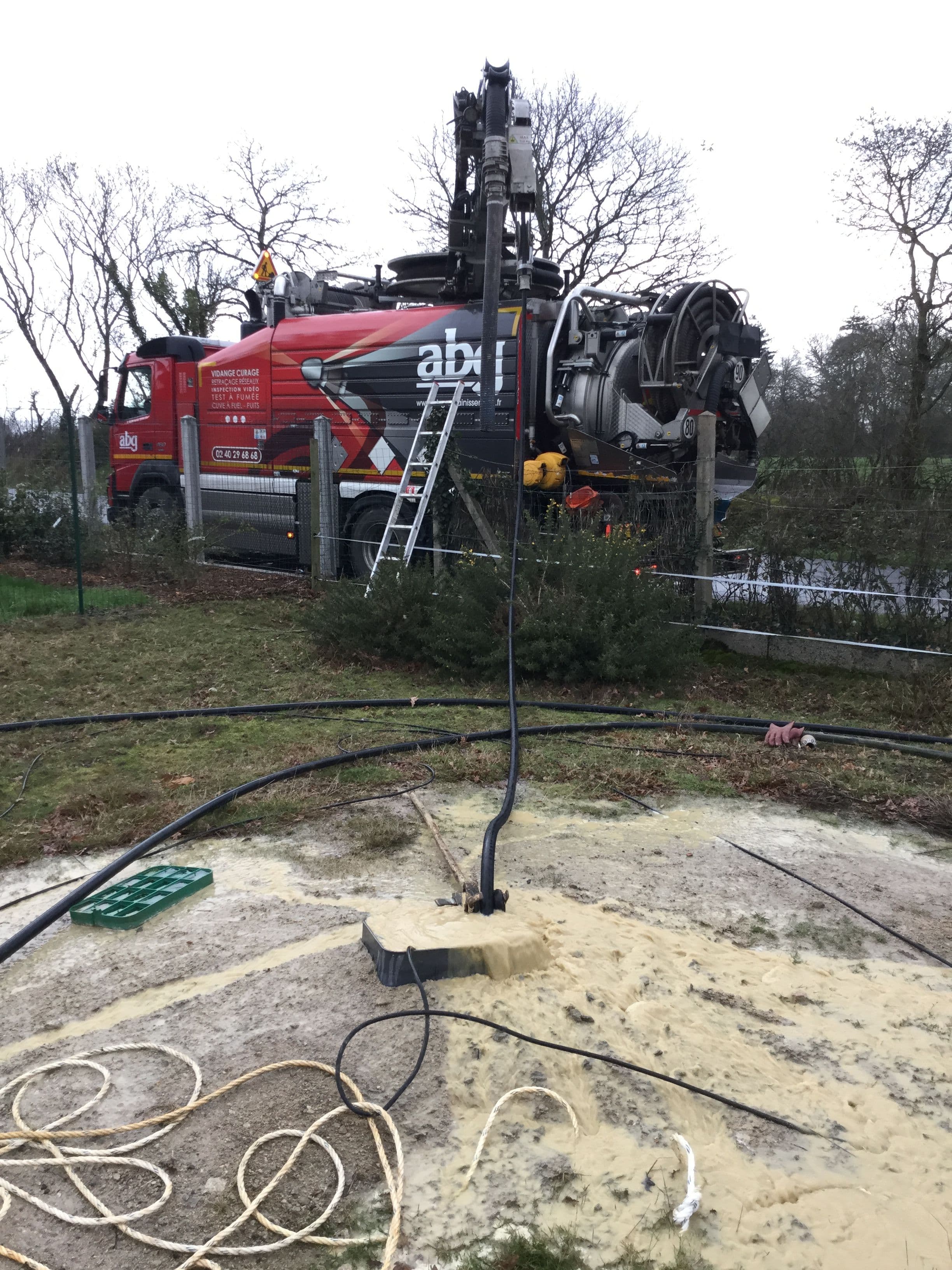 Intervention ABG Assainissement pour le pompage d’un puits de retention en Loire Atlantique avec camion hydrocureur et bras equipe.