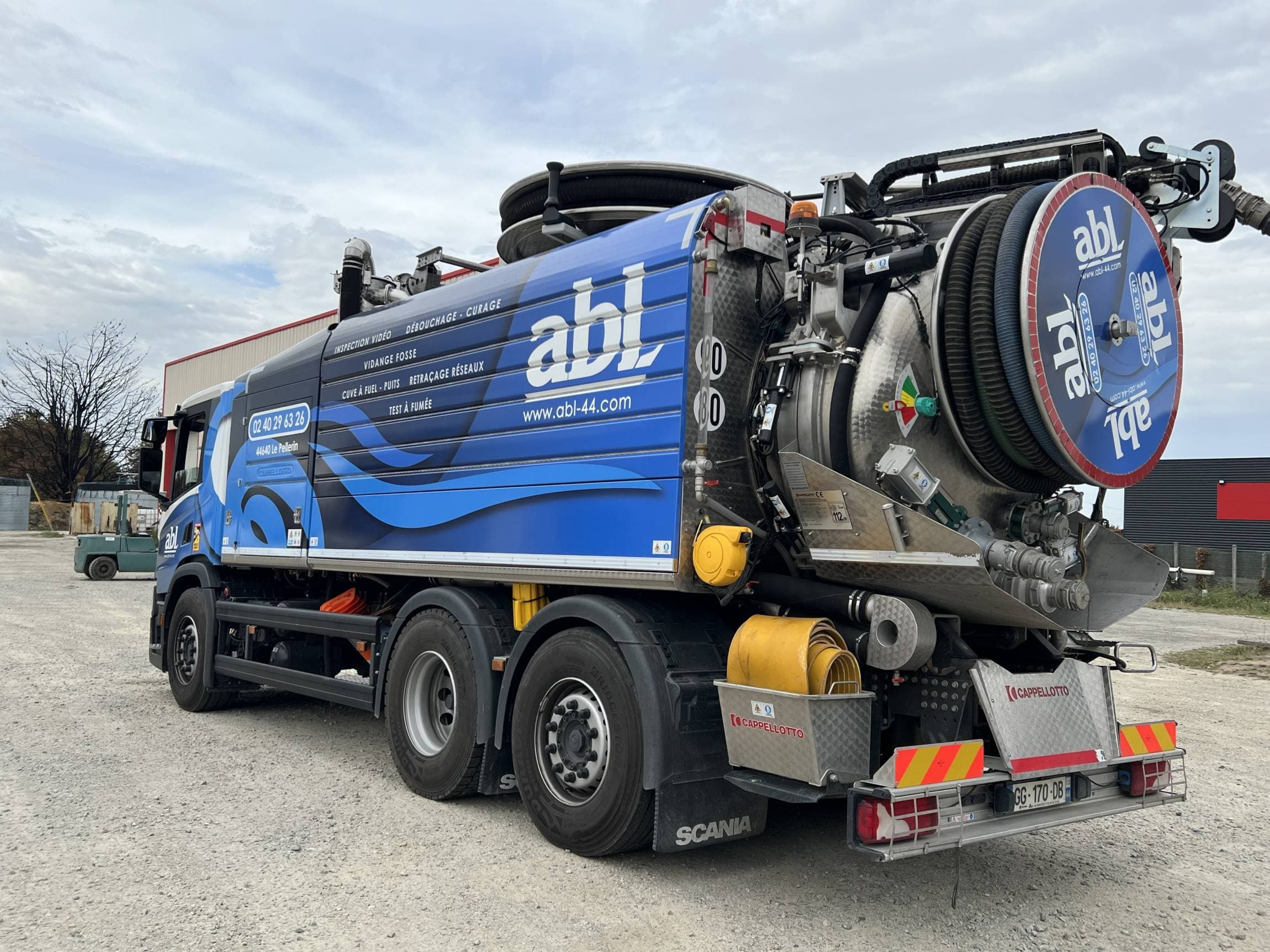 Camion ABL Assainissement stationné sur une zone d’activité à Pornic – véhicule spécialisé dans la vidange de fosses toutes eaux