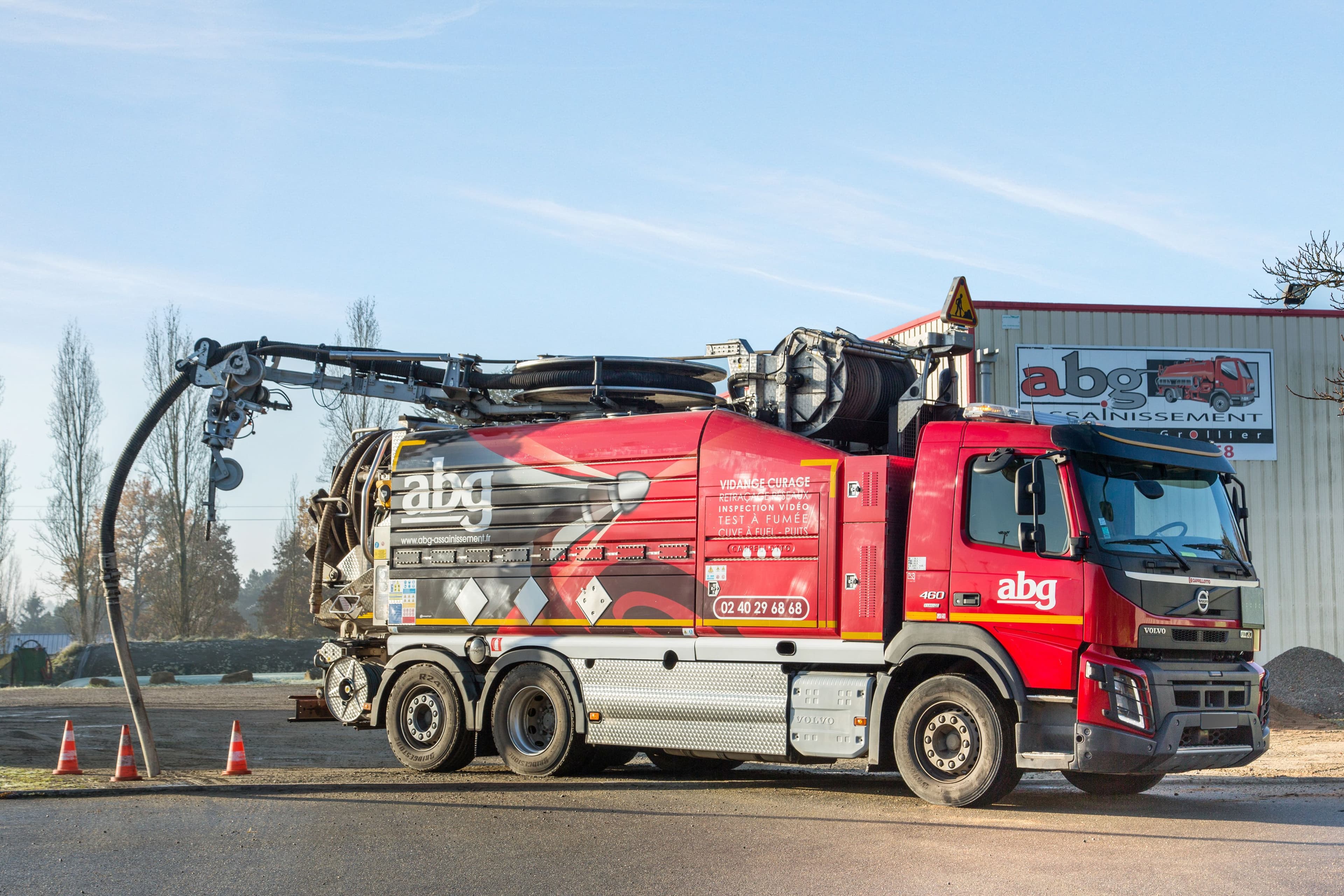 Camion hydrocureur ABG effectuant une vidange curage devant les locaux de l’entreprise a Nort sur Erdre en Loire Atlantique.