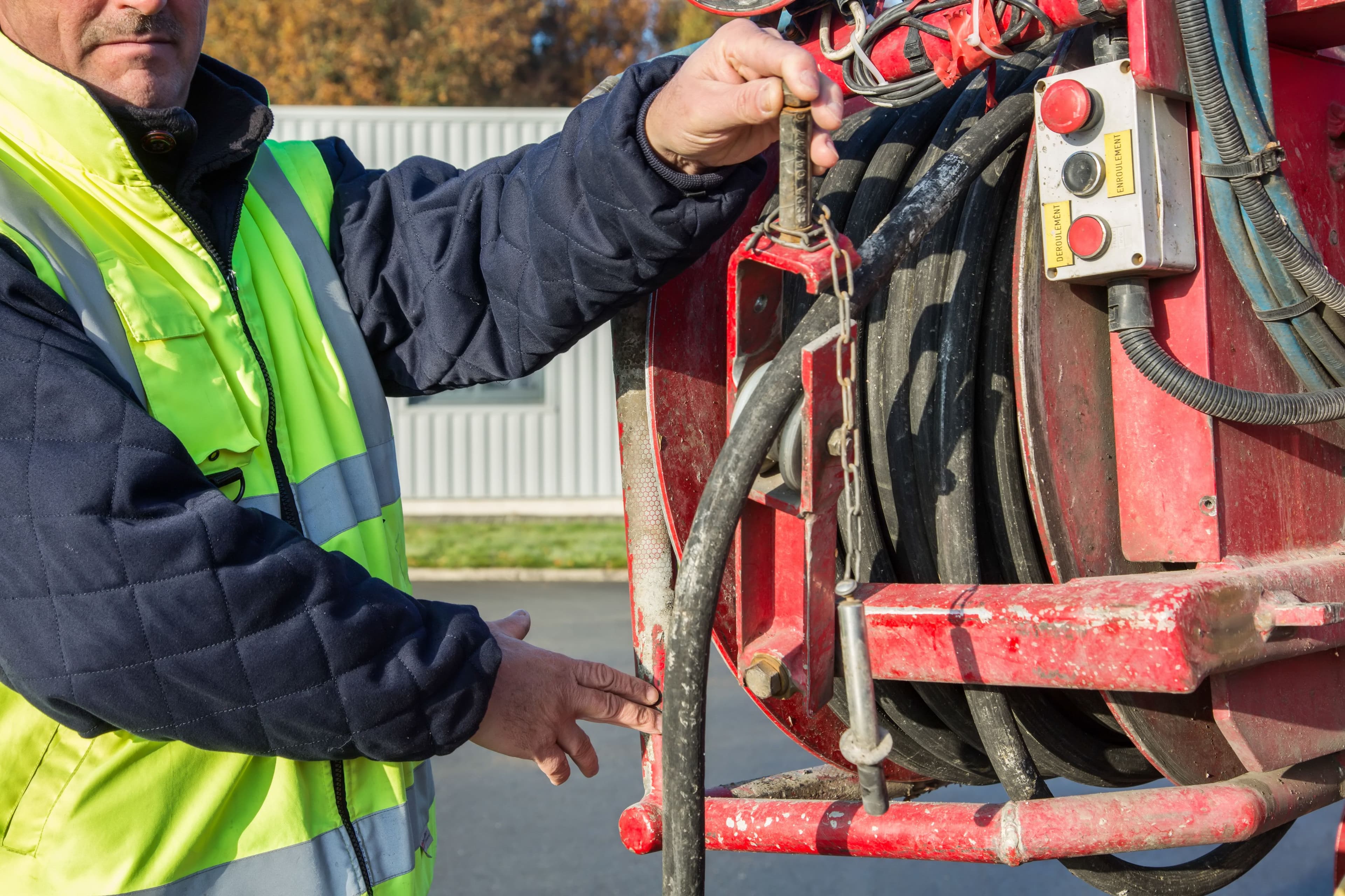 Technicien ABG intervenant sur un camion de curage pour l’entretien des canalisations et fosses septiques à Saint-Mars-du-Désert