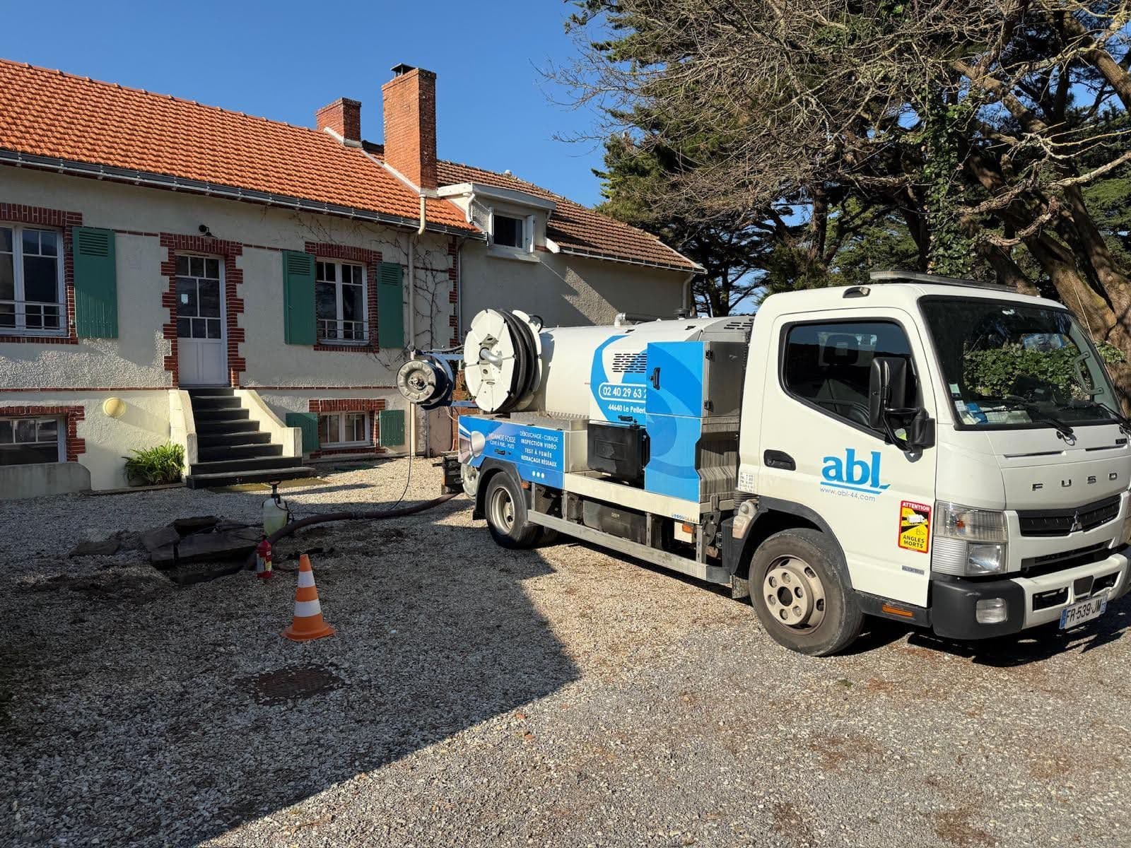 Camion ABL en intervention de curage dans une maison ancienne en Loire-Atlantique – assainissement préventif ou curatif