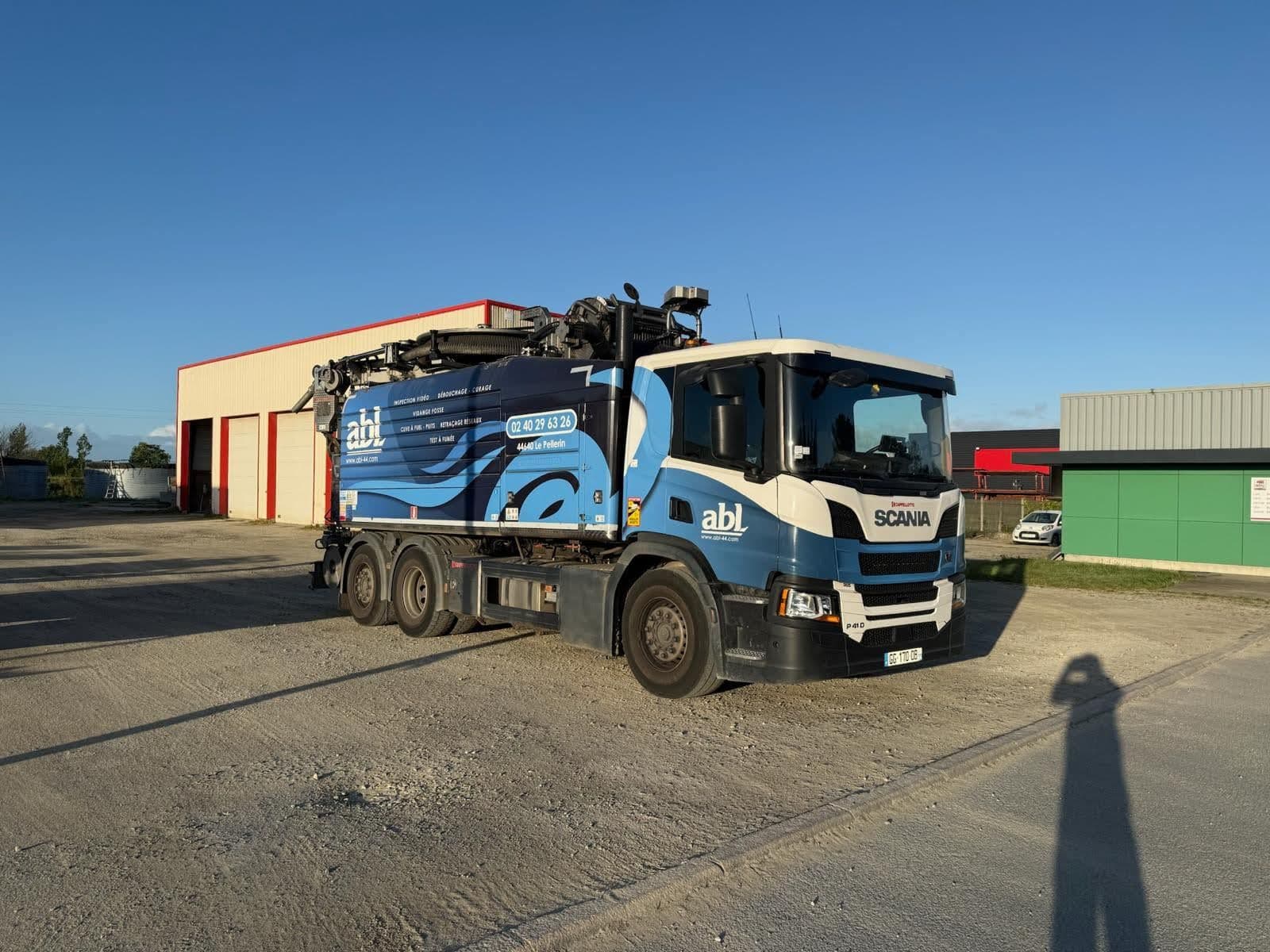Camion hydrocureur ABL stationné à Le Pellerin, prêt pour une intervention de débouchage de canalisation en Loire-Atlantique.