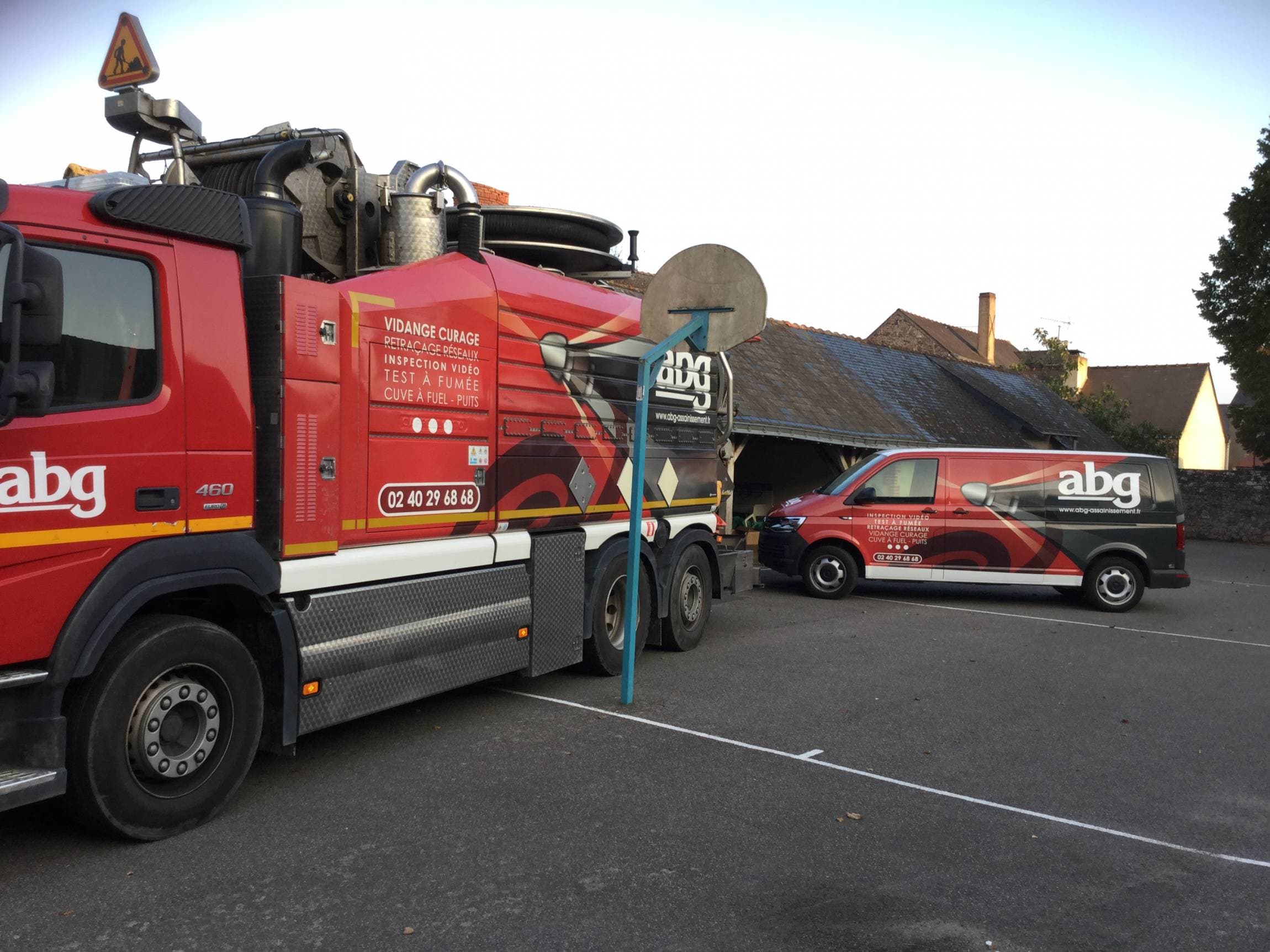 Camion et fourgon ABG Assainissement en intervention de curage sur un site scolaire en Loire Atlantique.