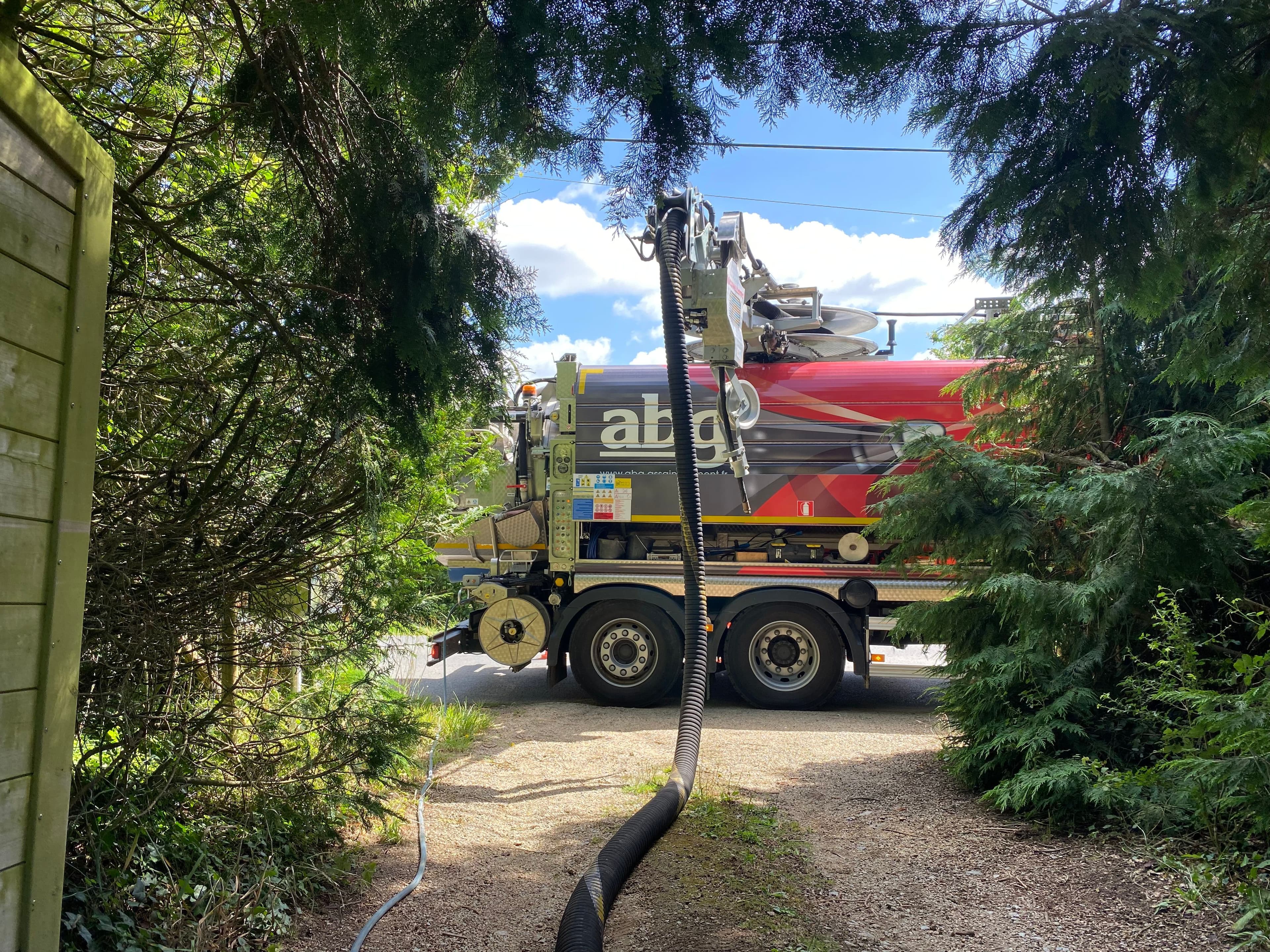 Intervention de débouchage d’un puits de rétention avec camion hydrocureur ABG à Saint-Mars-du-Désert en Loire-Atlantique
