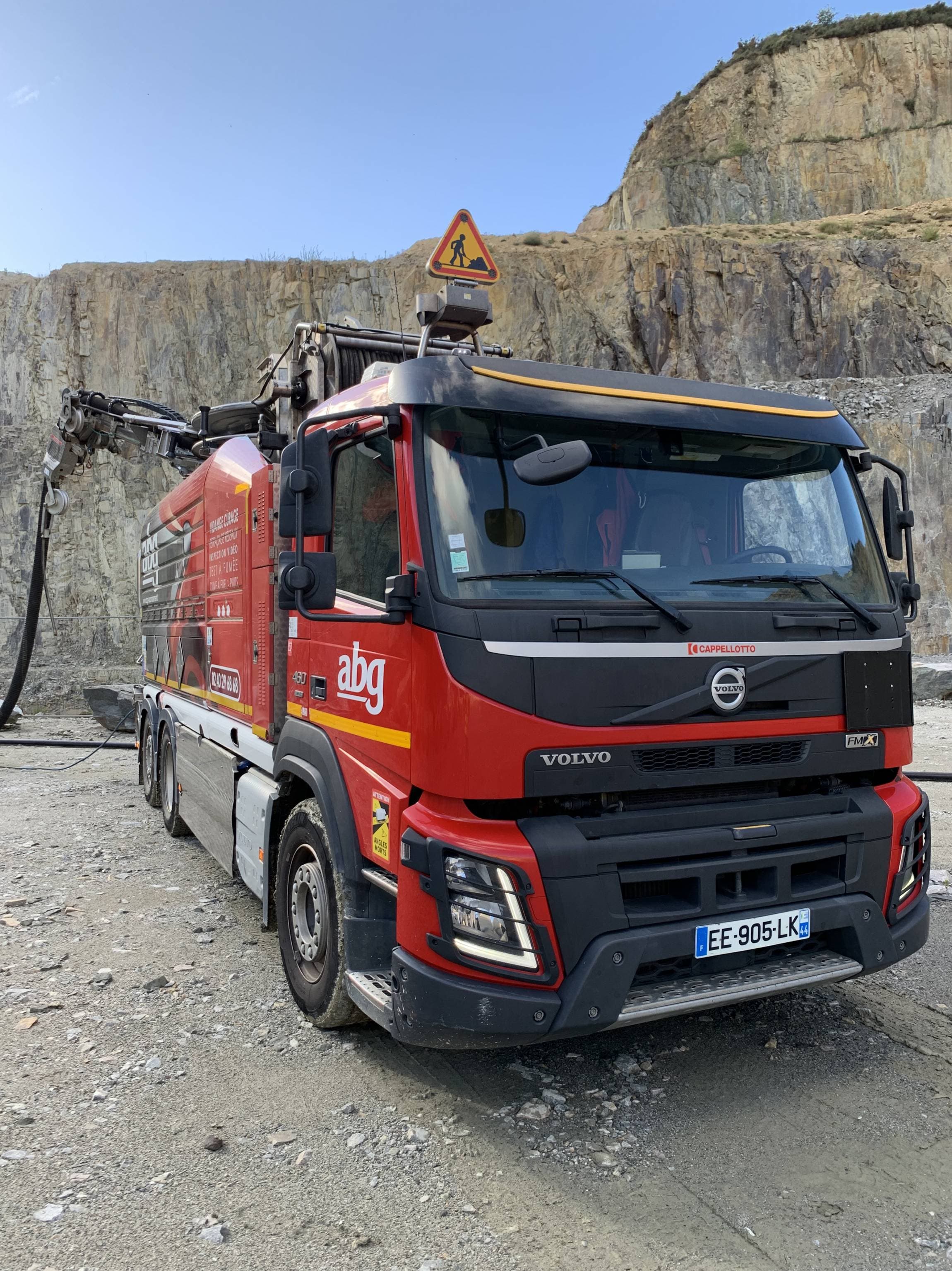 Camion d’assainissement ABG en intervention dans une carrière en Loire-Atlantique – véhicule Volvo équipé pour le pompage et le curage.