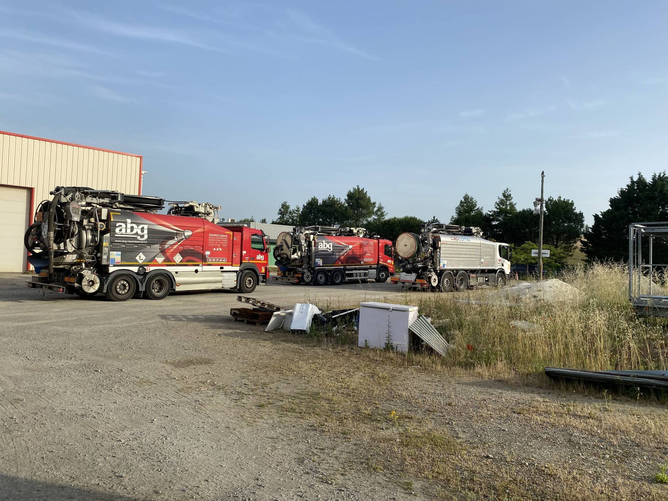 Trois camions hydrocureurs ABG stationnes sur le site de l’entreprise a Nort sur Erdre specialises dans le curage de reseaux EU et EP.